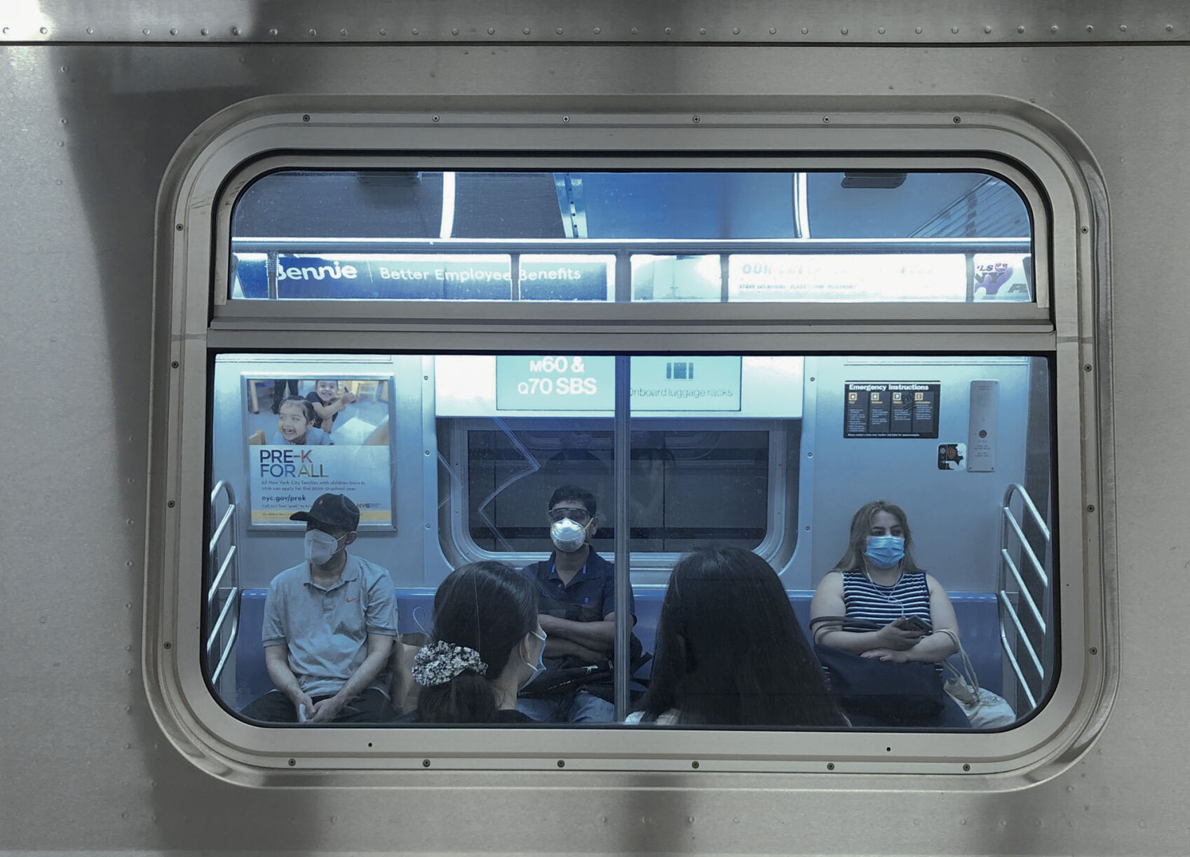 TRV-NYC-MASKED-TOURISTS-1-DMT